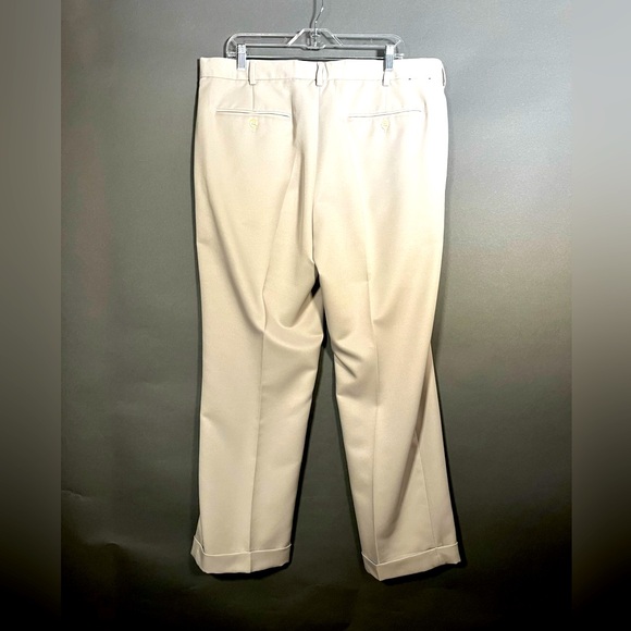 Van Heusen Men’s pleated trousers. Khaki, 38” waist 30” inseam - Picture 4 of 7